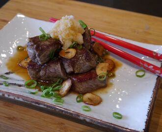 Tärnad biff med vitlök och Ponzusås - Saikoro steak (サイコロステーキ)