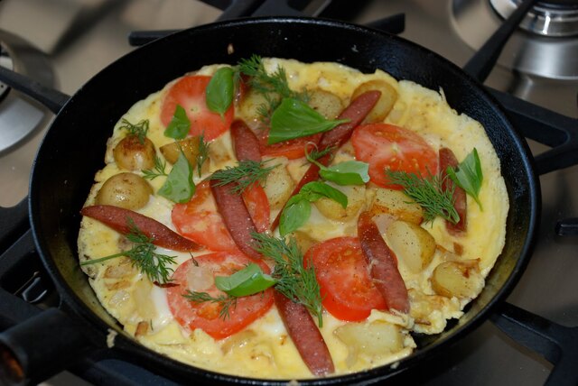 Omelett med färsk potatis, kabanoss och basilika