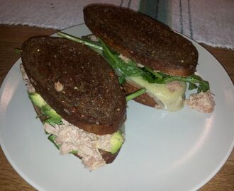 Tuna melt och sommarkaka