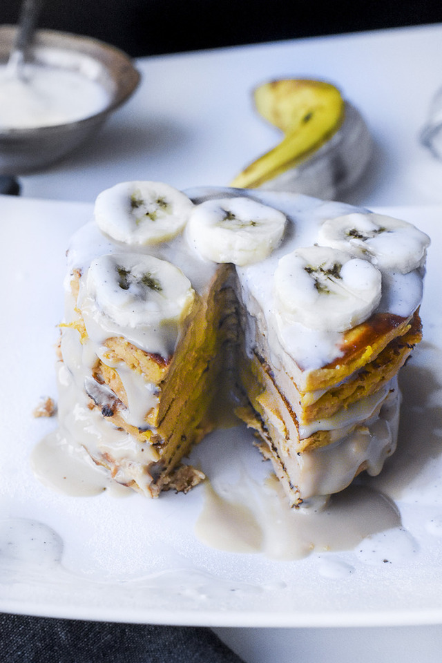 Banoffee proteinpannkakor med pro pud och vaniljsås