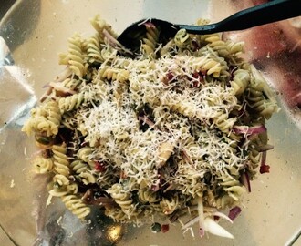 Pastasallad med parmesan och andra godsaker