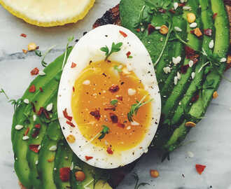 Avokadomacka med löskokt ägg och chiliflakes