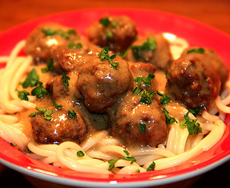 Spagetti med frikadeller i gräddsås