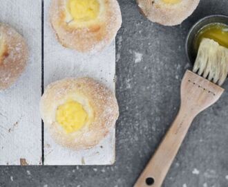 Sockerbullar med vaniljfyllning