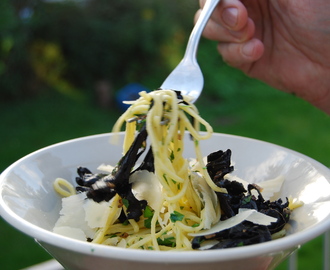 Pasta med svart trumpetsvamp, vitlök och parmesan