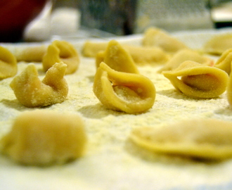 Tortellini alla bolognese (tortellini med köttfyllning)