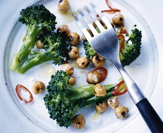 Broccoli med rostade kikärter och chili