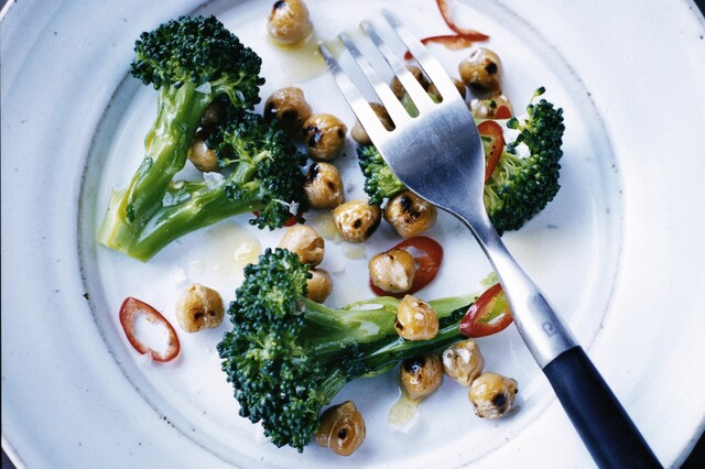 Broccoli med rostade kikärter och chili