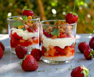 Fruktsallad med vit chokladkräm och karamelliserade havregryn