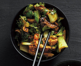 Wokad kyckling, broccoli och pak choi