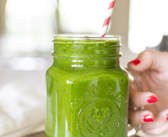 Kale smoothie with mango and banana