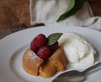 Dulce de leche-fondant serverad med glass och färska hallon.