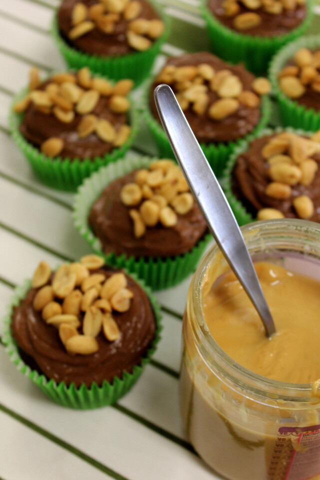 Snickers cupcakes med cookie dough gömma