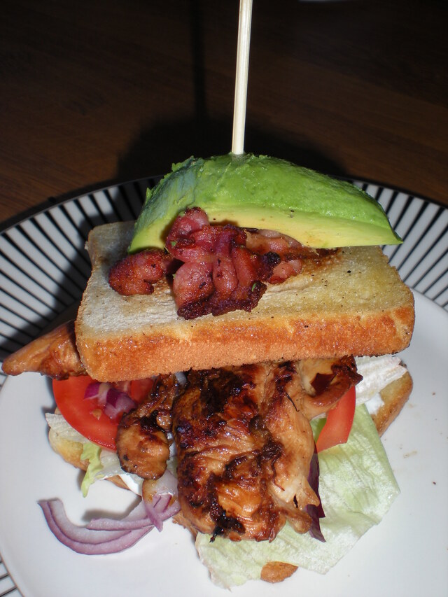 Clubsandwich med bacon och avocado