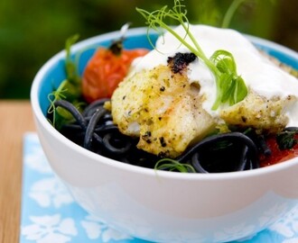 Grillad torsk med sallad på svart pasta samt ugnsrostade tomater