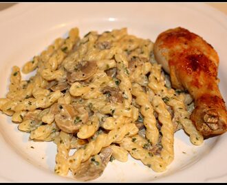 Pasta med champinjoner, vitlök och persilja