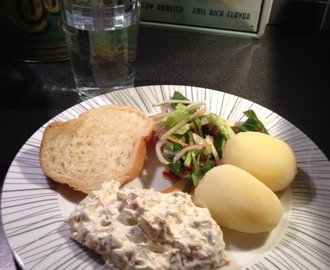 Falsk Skagen med kokt potatis och sallad