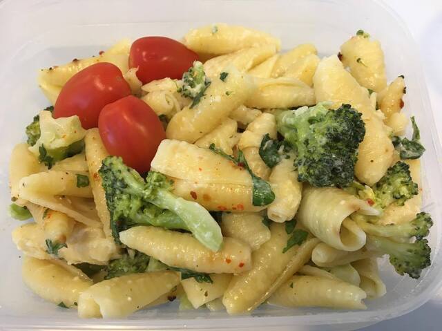 Snabb pasta Alfredo med färsk broccoli