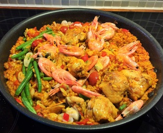 Paella med kyckling och skaldjur