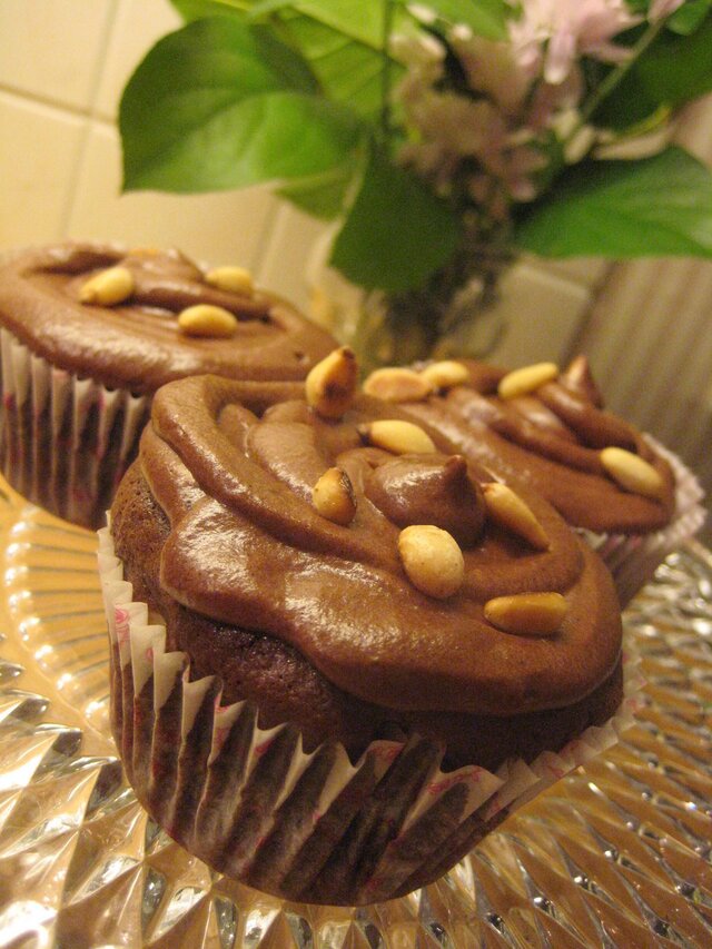 Cupcakes med choklad och rostade pinjenötter