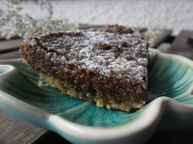 Kladdkaka på jordnötsbotten