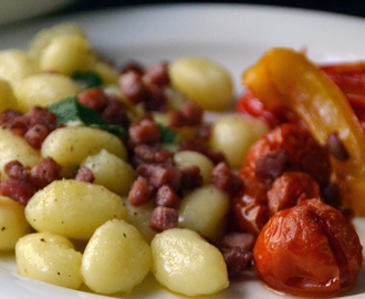 Gnocchi med bacon, ugnsbakad tomat & paprika