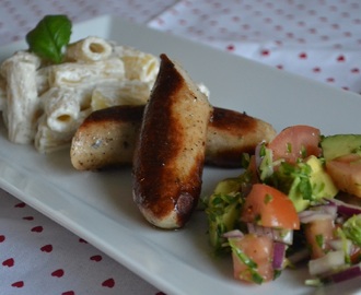 Korv med pepparrotspasta och avocadosallad