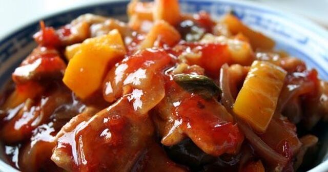 Opskrift kinesisk sursød sauce, sur sød sovs, sweet and sour, med svinekød | Kinesiske opskrifter, Asiatiske opskrifter, Opskrifter