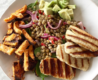 Sallad med sötpotatis, halloumi mm