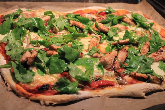 Hemmagjord pizza med kronärtskocka och fläskytterfilétopping - den godaste!