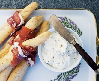 grissini med lindad parmaskinka och färskostdipp