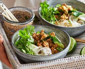 Kycklingfärs thai med limeblad och sötpotatisnudlar