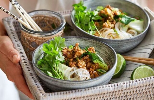 Kycklingfärs thai med limeblad och sötpotatisnudlar