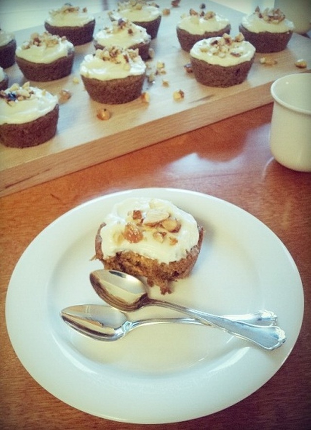 Morotscupcakes med honung- och mandelkrokant