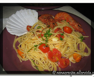 Spaghetti med kammusslor och räkor