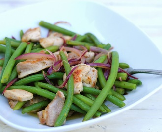 Varm sallad på kyckling och gröna bönor