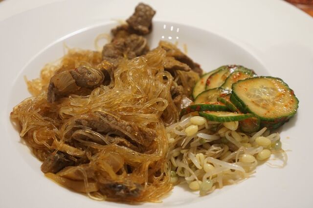 Smaskig koreansk wok med glasnudlar och marinerade grönsaker