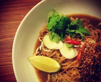 Vegetarisk ramen – nudelsoppa med miso, shiitake, lime, koriander, vitkål, morot, kikkomansoja, vitlök