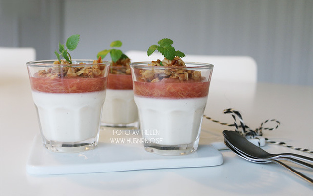 Dessert – Yoghurtkräm med rabarberkompott & havresmul