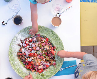 Barnvänlig chokladmousse med kaksmulor, mandelmusli, bär och lime