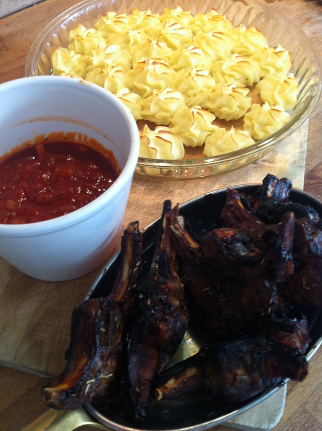 Grillade lammkotletter i ugn med rosmarin/oregano tomatsås och potatisrosetter