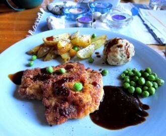 Schnitzel med semmelknödel och rödvinssås