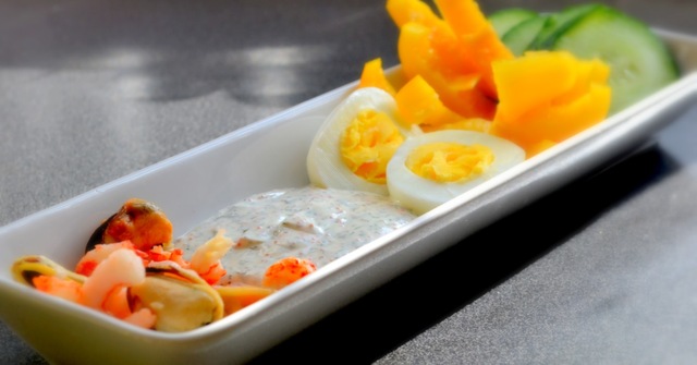 Ägg och skaldjurstallrik till frukost med romsås (Lch