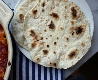 Auberginegratäng med mozarella, och stekpannebröd