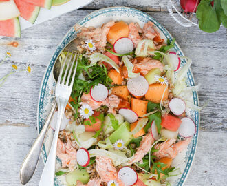 Matig sallad med varmrökt lax, matvete, fänkål, melon och wasabikräm