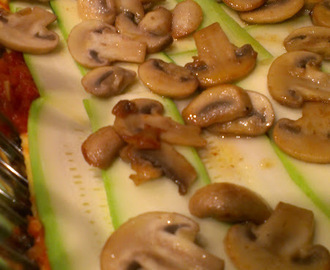 Vegetarisk lasagne med tapenade och champinjoner