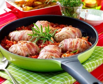 Baconlindade färsbiffar med tomatsås