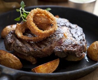 Entrecote med friterad lök samt dijon- och dragonkräm