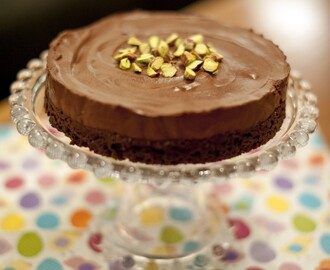 Chokladmoussetårta med pistage och maräng