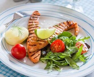 Grillad snabbgravad lax med limedressing